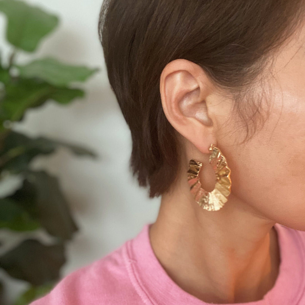 Sculpted Crinkle Statement Hoop Earrings – Artistic Gold Hoop Design Lysandra Luxe
