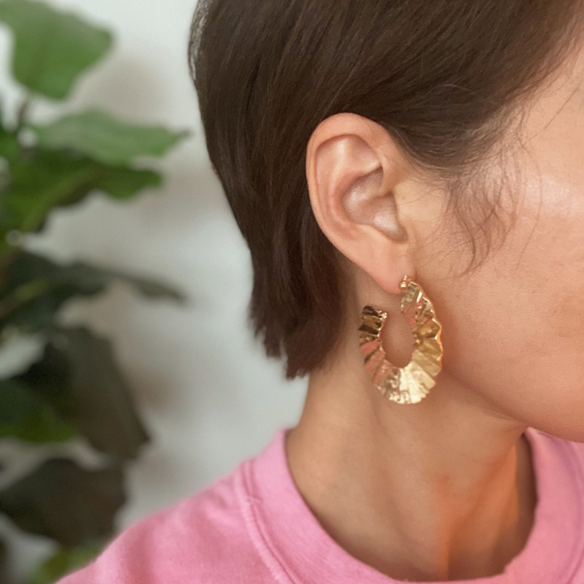 Sculpted Crinkle Statement Hoop Earrings – Artistic Gold Hoop Design Lysandra Luxe