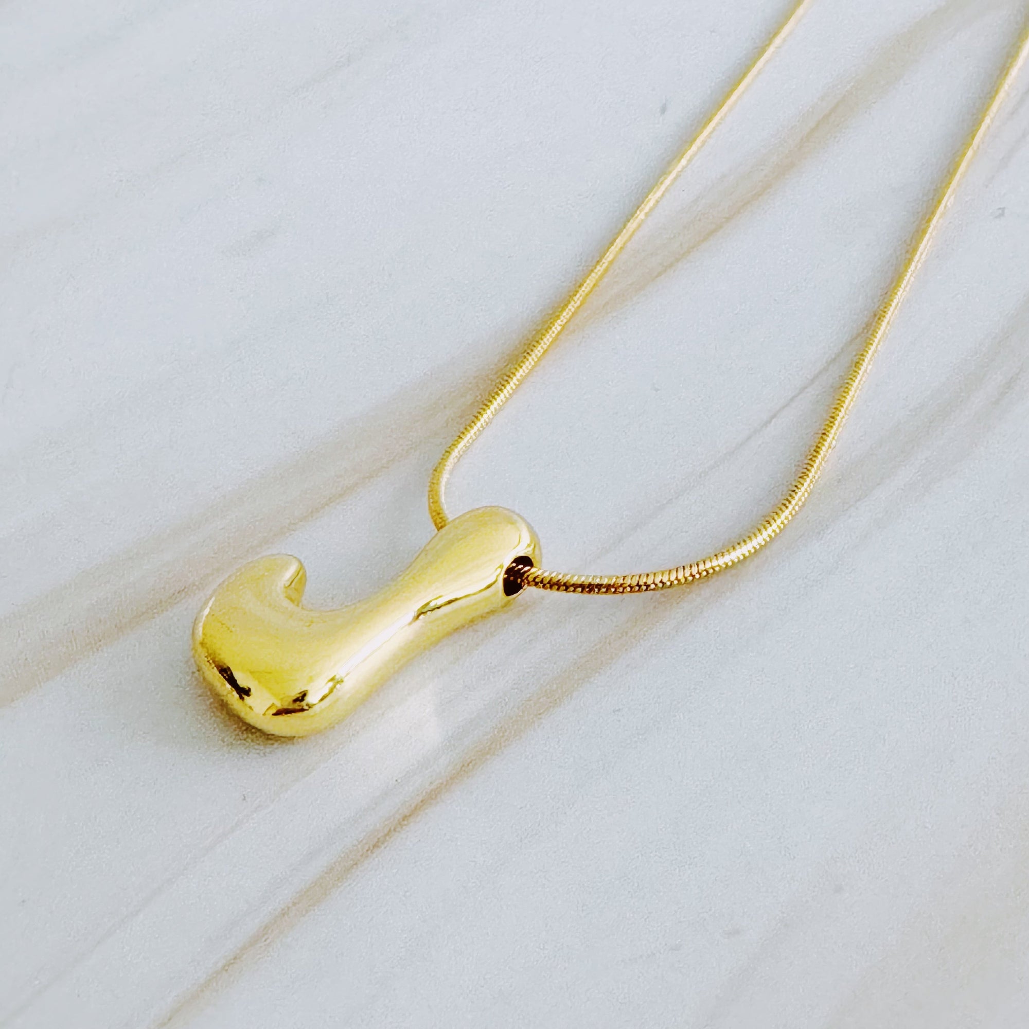 Balloon Letter Initial Necklace – 18K Gold‑Plated Brass Initial Pendant on 16″ Chain with 2″ Extender Lysandra Luxe