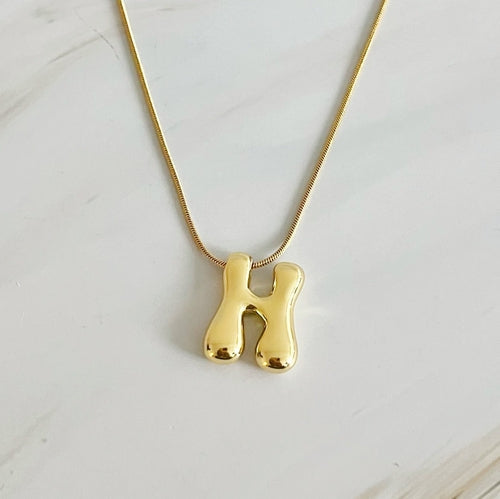 Balloon Letter Initial Necklace – 18K Gold‑Plated Brass Initial Pendant on 16″ Chain with 2″ Extender Lysandra Luxe