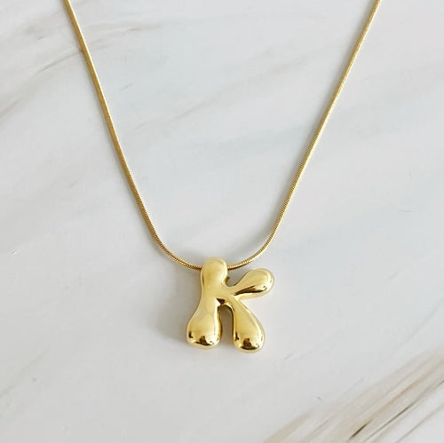Balloon Letter Initial Necklace – 18K Gold‑Plated Brass Initial Pendant on 16″ Chain with 2″ Extender Lysandra Luxe