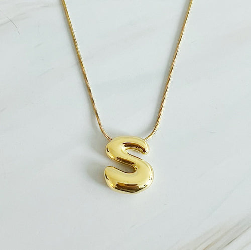 Balloon Letter Initial Necklace – 18K Gold‑Plated Brass Initial Pendant on 16″ Chain with 2″ Extender Lysandra Luxe
