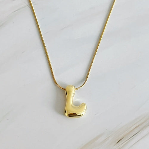 Balloon Letter Initial Necklace – 18K Gold‑Plated Brass Initial Pendant on 16″ Chain with 2″ Extender Lysandra Luxe