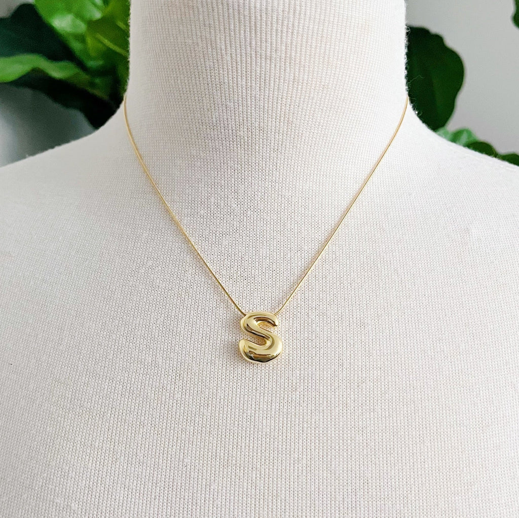 Balloon Letter Initial Necklace – 18K Gold‑Plated Brass Initial Pendant on 16″ Chain with 2″ Extender Lysandra Luxe