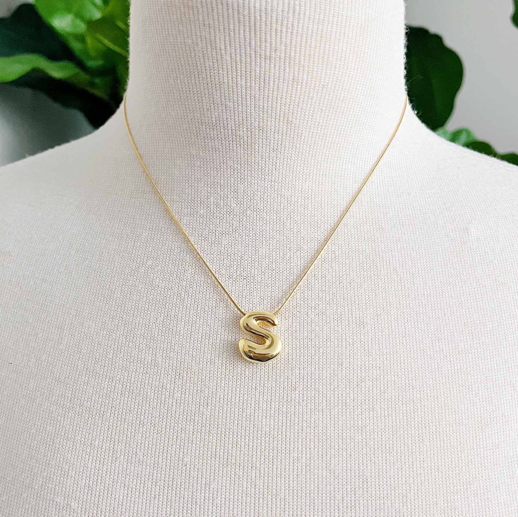 Balloon Letter Initial Necklace – 18K Gold‑Plated Brass Initial Pendant on 16″ Chain with 2″ Extender Lysandra Luxe