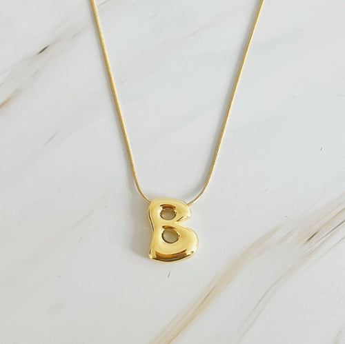 Balloon Letter Initial Necklace – 18K Gold‑Plated Brass Initial Pendant on 16″ Chain with 2″ Extender Lysandra Luxe