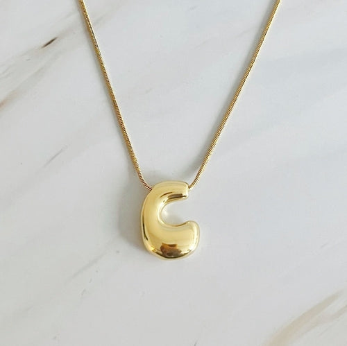 Balloon Letter Initial Necklace – 18K Gold‑Plated Brass Initial Pendant on 16″ Chain with 2″ Extender Lysandra Luxe